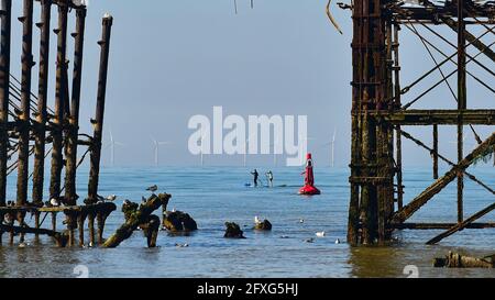 Brighton UK 27. Mai 2021 - Paddle Boarders Genießen Sie einen schönen Morgen hinter dem West Pier in Brighton mit einer heißen, sonnigen Wetterprognose, die über das Feiertagswochenende in Großbritannien eintreffen wird, wobei die Temperaturen im Südosten voraussichtlich über 20 Grad erreichen werden: Credit Simon Dack / Alamy Live News Stockfoto