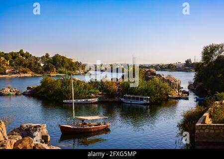 NUBISCHES DORF, ÄGYPTEN - 14. April 2021: Architektur eines der nubischen Dörfer in der Nähe von Assuan, einer Siedlung am Nil-Ufer aus dem Norden Stockfoto