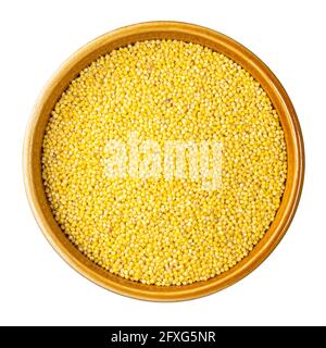 Draufsicht auf Hirsegroats von geschältem Proso Hirse in Runder Schalenausschnitt auf weißem Hintergrund Stockfoto