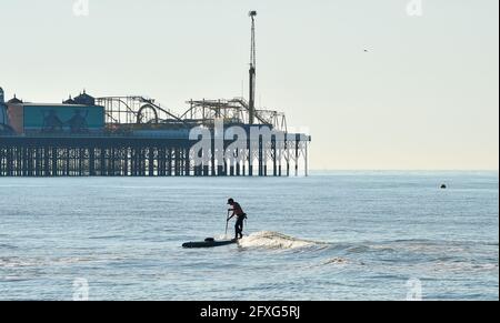 Brighton UK 27. Mai 2021 - ein Paddelboarder am frühen Morgen genießt die warme Sonne in Brighton mit einer heißeren, sonnigen Wetterprognose, die über das Feiertagswochenende in Großbritannien eintreffen wird, wobei die Temperaturen im Südosten voraussichtlich über 20 Grad erreichen werden: Credit Simon Dack / Alamy Live News Stockfoto