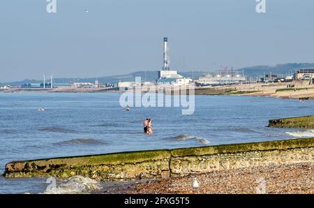 Brighton UK 27. Mai 2021 - Schwimmer gehen an einem schönen, warmen und sonnigen Morgen in Brighton zum Meer und erwarten, dass das Wetter über das Feiertagswochenende in Großbritannien mit Temperaturen von über 20 Grad im Südosten ankommen wird: Credit Simon Dack / Alamy Live News Stockfoto