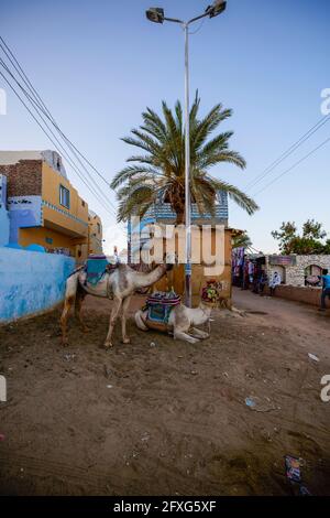 NUBISCHES DORF, ÄGYPTEN - 14. April 2021: Architektur eines der nubischen Dörfer in der Nähe von Assuan, einer Siedlung am Nil-Ufer aus dem Norden Stockfoto