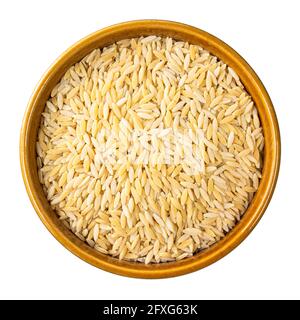 Draufsicht auf ungekochte Risoni pastina in runder Keramikschale Ausschnitt auf weißem Hintergrund Stockfoto