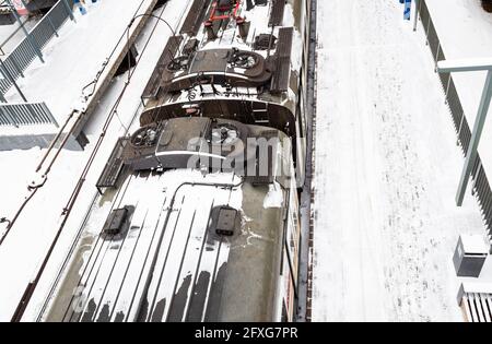 Blick über den Zug auf dem Bahnsteig nach Schneefall in Moskau Stadt am Wintertag Stockfoto