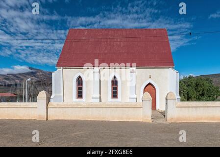 KLAARSTROOM, SÜDAFRIKA - 5. APRIL 2021: Eine Straßenszene mit der Anglikanischen Kirche des Guten Hirten in Klaarstroom im westlichen Kap Karoo Stockfoto