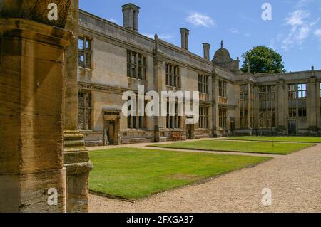 Kirby Hall aus dem 16. Jahrhundert, ein Hauptbeispiel eines elisabethanischen Wunderhauses, in der Nähe von Gretton, Northamptonshire, Großbritannien Stockfoto