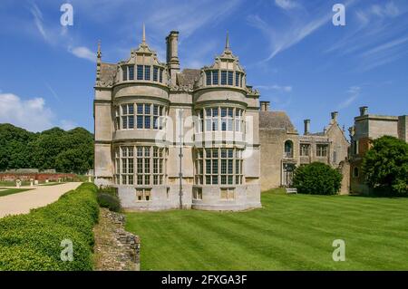 Kirby Hall aus dem 16. Jahrhundert, ein Hauptbeispiel eines elisabethanischen Wunderhauses, in der Nähe von Gretton, Northamptonshire, Großbritannien Stockfoto