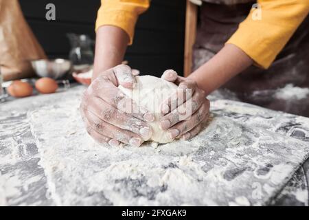 Nahaufnahme einer Frau, die am einen Teig für Kuchen knetet Tabelle Stockfoto