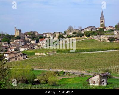 Das Dorf und die Weinberge von Saint-Émilion in Frankreich Stockfoto