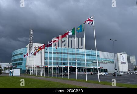 Arena Riga mit den Flaggen der teilnehmenden Teams, sowie Belarus Nationalflagge DEUTSCHLAND - KASACHSTAN IIHF EISHOCKEY-WELTMEISTERSCHAFT Gruppe B in Riga, Lettland, Lettland, Lettland, 26. Mai 2021, Staffel 2020/2021 © Peter Schatz / Alamy Live News Stockfoto