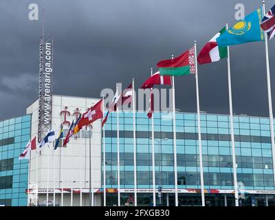 Arena Riga mit den Flaggen der teilnehmenden Teams, sowie Belarus Nationalflagge DEUTSCHLAND - KASACHSTAN IIHF EISHOCKEY-WELTMEISTERSCHAFT Gruppe B in Riga, Lettland, Lettland, Lettland, 26. Mai 2021, Staffel 2020/2021 © Peter Schatz / Alamy Live News Stockfoto