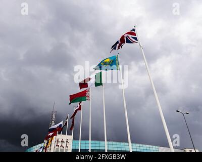 Arena Riga mit den Flaggen der teilnehmenden Teams, sowie Belarus Nationalflagge DEUTSCHLAND - KASACHSTAN IIHF EISHOCKEY-WELTMEISTERSCHAFT Gruppe B in Riga, Lettland, Lettland, Lettland, 26. Mai 2021, Staffel 2020/2021 © Peter Schatz / Alamy Live News Stockfoto