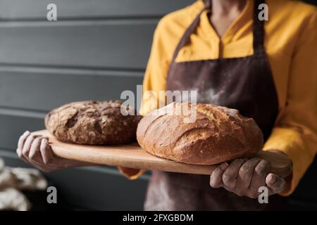 Nahaufnahme des Backers mit selbstgebackenem frischem Brot Stockfoto