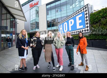 NUR FÜR REDAKTIONELLE VERWENDUNG Kuratorin Laura Nevill (3. Links) mit Künstlern (von links nach rechts), Mary Claire Kirwan, Charlotte Meddings, Emmy Smith, Melissa North und Shahina Jaffer beim Start der Kampagne #LetsDoLondonBetter im Westfield Shopping Center, Das Ziel ist es, Profile von lokalen Künstlern zu erhöhen und Unterstützung für kreative Gemeinschaften in ganz Großbritannien zu generieren, indem es digitale Werbeflächen im Wert von 1 Million in London spendet. Ausgabedatum: Donnerstag, 27. Mai 2021. Stockfoto