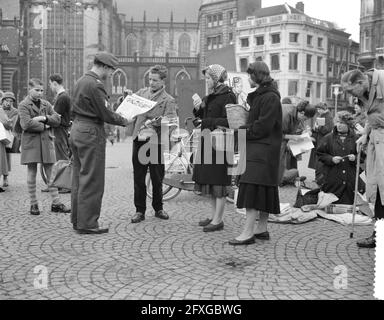 Verkauf von Jugendzeitung zugunsten Ungarns am Dam-Platz in Amsterdam, 10. November 1956, Verkauf, Niederlande, 20. Jahrhundert Presseagentur Foto, Nachrichten zu erinnern, Dokumentarfilm, historische Fotografie 1945-1990, visuelle Geschichten, Menschliche Geschichte des zwanzigsten Jahrhunderts, Momente in der Zeit festzuhalten Stockfoto