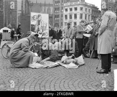Verkauf einer Jugendzeitung zugunsten Ungarns am Dam-Platz in Amsterdam, 10. November 1956, Verkauf, Niederlande, Foto der Presseagentur des 20. Jahrhunderts, Nachrichten zur Erinnerung, Dokumentation, historische Fotografie 1945-1990, visuelle Geschichten, Menschliche Geschichte des zwanzigsten Jahrhunderts, Momente in der Zeit festzuhalten Stockfoto
