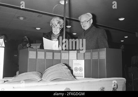 Frisch für die Presse in Krasnapolsky, Amsterdam; Compiler des Braille-Booklets, Prof. Weijnen&gt; Person auf dem Foto ist nicht Weijnen. Vielleicht Geert van Oorschot?, 8. März 1976, Niederlande, Foto der Presseagentur des 20. Jahrhunderts, Nachrichten zur Erinnerung, Dokumentarfilm, historische Fotografie 1945-1990, visuelle Geschichten, Menschliche Geschichte des zwanzigsten Jahrhunderts, Momente in der Zeit festzuhalten Stockfoto