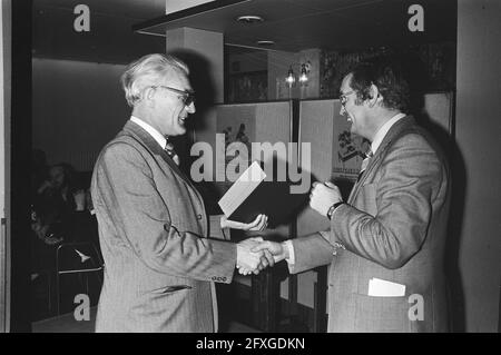 Frisch für die Presse in Krasnapolsky, Amsterdam; Vorsitzender Ned. Blindenwezen, Roolvink übergibt das erste Braille-Wörterbuch an Wim Meijer, 8. März 1976, Staatssekretäre, Übergaben, Niederlande, Presseagentur des 20. Jahrhunderts, Foto, Nachrichten zum erinnern, Dokumentarfilm, historische Fotografie 1945-1990, visuelle Geschichten, Menschliche Geschichte des zwanzigsten Jahrhunderts, Momente in der Zeit festzuhalten Stockfoto