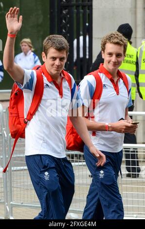 Brownlee-Brüder und Team-GB-Olympioniken verlassen Buckingham Palace nach der Siegesparade. Olympische Spiele 2012 In London. Alistair und Jonathan Brownlee Stockfoto