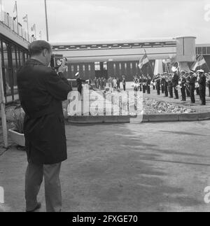 Abreise des Concertgebouw Orchesters von Schiphol nach Amerika, 8. April 1961, Orchester, Niederlande, 20. Jahrhundert Presseagentur Foto, Nachrichten zu erinnern, Dokumentarfilm, historische Fotografie 1945-1990, visuelle Geschichten, Menschliche Geschichte des zwanzigsten Jahrhunderts, Momente in der Zeit festzuhalten Stockfoto