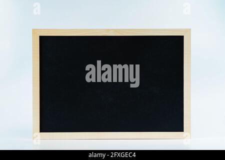 Leere Tafel Zeichen in Holzrahmen auf weißem Hintergrund für Ankündigungen speichern Stockfoto