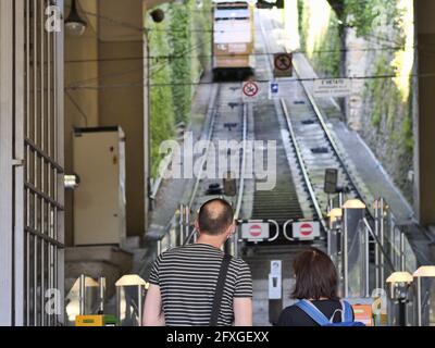 Die beiden Seilbahnen im oberen Bergamo nehmen ihre Tätigkeit bei wieder auf Volle Kapazität dank der Wiederöffnung nach dem Lockdown Stockfoto