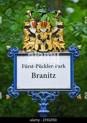 Cottbus, Deutschland. Mai 2021. Am Eingang zum Park der Stiftung Fürst-Pückler-Museum Park und Schloss Branitz steht ein Schild mit der Aufschrift „Fürst-Pückler-Park Branitz“. Quelle: Patrick Pleul/dpa-Zentralbild/ZB/dpa/Alamy Live News Stockfoto