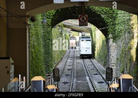 Die beiden Seilbahnen im oberen Bergamo nehmen ihre Tätigkeit bei wieder auf Volle Kapazität dank der Wiederöffnung nach dem Lockdown Stockfoto