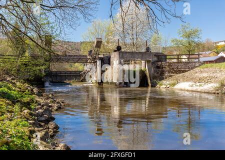 Altes Wehr am Altmühl bei Solnhofen, Bayern, Deutschland Stockfoto