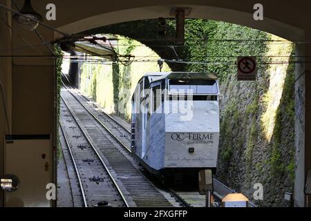 Die beiden Seilbahnen im oberen Bergamo nehmen ihre Tätigkeit bei wieder auf Volle Kapazität dank der Wiederöffnung nach dem Lockdown Stockfoto