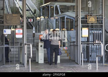 Die beiden Seilbahnen im oberen Bergamo nehmen ihre Tätigkeit bei wieder auf Volle Kapazität dank der Wiederöffnung nach dem Lockdown Stockfoto