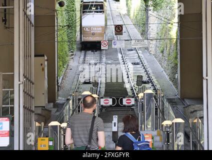 Die beiden Seilbahnen im oberen Bergamo nehmen ihre Tätigkeit bei wieder auf Volle Kapazität dank der Wiederöffnung nach dem Lockdown Stockfoto