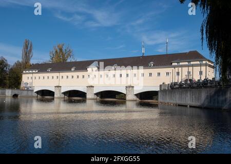 Blick auf Oberföhringer Weir, München, Oberbayern, Deutschland Stockfoto