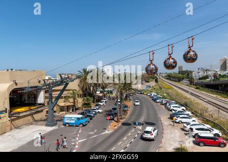 Blick auf die Bucht, die Innenstadt und die Seilbahn. Die Linie führt von der bat Galim Promenade zum Aussichtspunkt Stella Maris auf dem Gipfel des Mount Carmel.Haifa Stockfoto