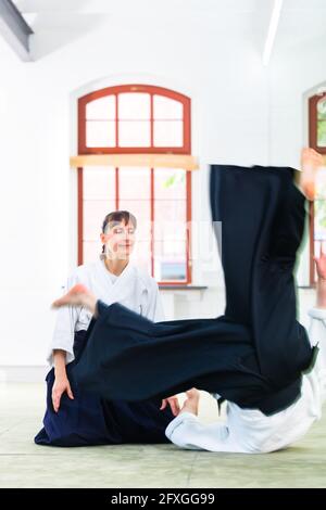 Mann und Frau kämpfen an der Aikido-Training in der Kampfkunst-Schule Stockfoto