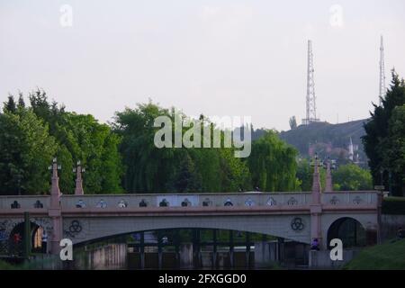 Brücke über den Fluss und Antennen im Hintergrund Stockfoto