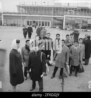 Abfahrt von Schiphol von philippinischen Matrosen, 11. Februar 1965, ROBBEN, Abfahrten, Niederlande, Presseagentur des 20. Jahrhunderts, Foto, Nachrichten zum erinnern, Dokumentarfilm, historische Fotografie 1945-1990, visuelle Geschichten, Menschliche Geschichte des zwanzigsten Jahrhunderts, Momente in der Zeit festzuhalten Stockfoto