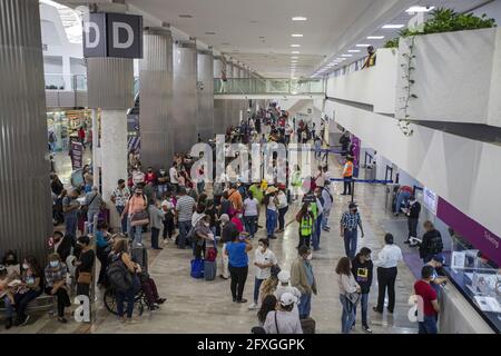 Passagiere kommen am Internationalen Flughafen von Mexiko-Stadt an, um ihre Flüge zu besteigen. Der Flughafen ist voll, nachdem die Behörden am 26. Mai 2021 in Mexiko-Stadt, Mexiko, Flüge aufgrund der gelben Warnung des epidemiologischen Semaphors für Covid-19 zugelassen haben. Foto von Ricardo Flores/Eyepix/ABACAPRESS.COM Stockfoto