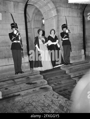 Abreise ihrer Königlichen Hoheit Prinzessin Beatrix und Irene zum Stadttheater, 9. Juli 1959, Niederlande, Presseagentur des 20. Jahrhunderts, Foto, Nachrichten zu erinnern, Dokumentarfilm, historische Fotografie 1945-1990, visuelle Geschichten, Menschliche Geschichte des zwanzigsten Jahrhunderts, Momente in der Zeit festzuhalten Stockfoto