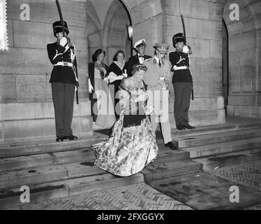 Abreise ihrer Königlichen Hoheit Prinzessin Beatrix und Irene zum Stadttheater, König Baudouin, Königin Juliana und Prinz Bernhard verlassen es, 9. Juli 1959, Niederlande, Presseagentur des 20. Jahrhunderts, Foto, News to remember, Dokumentarfilm, historische Fotografie 1945-1990, visuelle Geschichten, Menschliche Geschichte des zwanzigsten Jahrhunderts, Momente in der Zeit festzuhalten Stockfoto