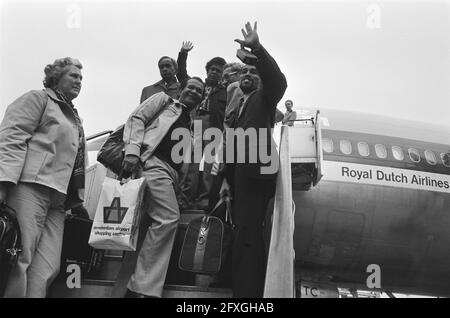 Abfahrt von Schiphol aus einer Delegation von fünf Südmolukken zur Orientierungsreise nach Indonesien; Delegation auf Flugzeugtreppen, 4. Februar 1978, Delegationen, Reisen, Abflug, Flughäfen, Niederlande, Foto der Presseagentur des 20. Jahrhunderts, zu erinnerende Nachrichten, Dokumentation, historische Fotografie 1945-1990, visuelle Geschichten, Menschliche Geschichte des zwanzigsten Jahrhunderts, Momente in der Zeit festzuhalten Stockfoto