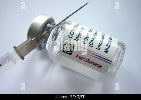 München, Deutschland. Mai 2021. Themenbild - AstraZeneca Corona-Impfstoff. Impfbecher mit Impfstoff zur Injektion mit einer Kanüle. Nahaufnahme. Kredit: dpa/Alamy Live Nachrichten Stockfoto