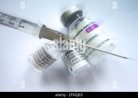 München, Deutschland. Mai 2021. Themenbild - Impfstoff der Kommission von BioNTech und AstraZeneca Corona. Impfbecher mit Impfstoff zur Injektion mit einer Kanüle. Nahaufnahme. Kredit: dpa/Alamy Live Nachrichten Stockfoto