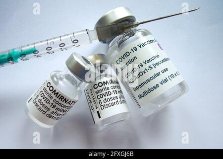 München, Deutschland. Mai 2021. Themenbild - Impfstoff der Kommission von BioNTech und AstraZeneca Corona. Impfbecher mit Impfstoff zur Injektion mit einer Kanüle. Nahaufnahme. Kredit: dpa/Alamy Live Nachrichten Stockfoto