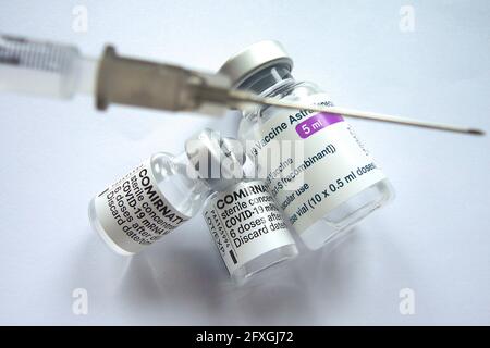 München, Deutschland. Mai 2021. Themenbild - Impfstoff der Kommission von BioNTech und AstraZeneca Corona. Impfbecher mit Impfstoff zur Injektion mit einer Kanüle. Nahaufnahme. Kredit: dpa/Alamy Live Nachrichten Stockfoto