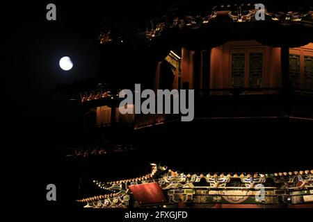 Taiyuan, Taiyuan, China. Mai 2021. Am 26. Mai 2021 erschien der ''Super Moon'' am Nachthimmel von Taiyuan, Shanxi. Das Bild zeigt den ''Super Moon'' gegen die alten Gebäude des Yingze Parks in Taiyuan. Quelle: SIPA Asia/ZUMA Wire/Alamy Live News Stockfoto