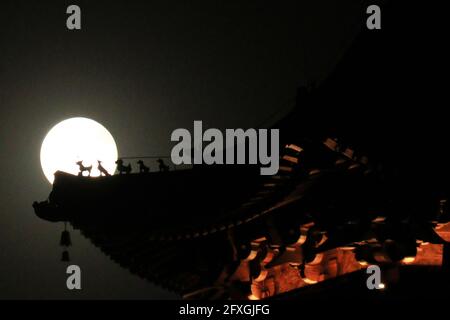 Taiyuan, Taiyuan, China. Mai 2021. Am 26. Mai 2021 erschien der ''Super Moon'' am Nachthimmel von Taiyuan, Shanxi. Das Bild zeigt den ''Super Moon'' gegen die alten Gebäude des Yingze Parks in Taiyuan. Quelle: SIPA Asia/ZUMA Wire/Alamy Live News Stockfoto