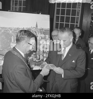Vizepräsident Lyndon B. Johnson empfing sie im Rathaus in Amsterdam. Bürgermeister von Hall und Lyndon B. Johnson, 6. November 1963, Empfänge, Rathäuser, Niederlande, Presseagentur des 20. Jahrhunderts, Foto, Nachrichten zum erinnern, Dokumentarfilm, historische Fotografie 1945-1990, visuelle Geschichten, Menschliche Geschichte des zwanzigsten Jahrhunderts, Momente in der Zeit festzuhalten Stockfoto
