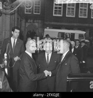 Vizepräsident Lyndon B. Johnson empfing sie im Rathaus in Amsterdam. Mayor van Hall und Lyndon B. Johnson, 6. November 1963, Empfänge, Rathäuser, Niederlande, Presseagentur des 20. Jahrhunderts, Foto, Nachrichten zum erinnern, Dokumentarfilm, historische Fotografie 1945-1990, visuelle Geschichten, Menschliche Geschichte des zwanzigsten Jahrhunderts, Momente in der Zeit festzuhalten Stockfoto
