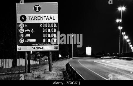 JOHANNESBURG, SÜDAFRIKA - 06. Jan 2021: Johannesburg, Südafrika - 24 2011. Oktober: Autobahnschilder auf dem Highway bei Nacht Stockfoto
